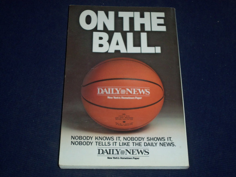 1989-1990 NEW YORK KNICKERBOCKERS OFFICIAL TEAM YEARBOOK - GREAT PHOTOS - J 400