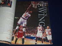 1994-1995 NEW YORK KNICKERBOCKERS OFFICIAL YEARBOOK - GREAT PHOTOS - J 391