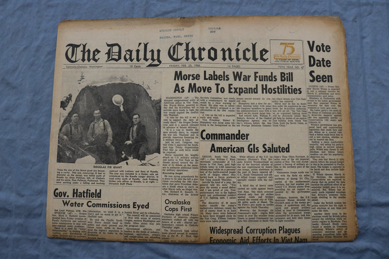 1966 FEB 25 THE DAILY CHRONICLE NEWSPAPER - AMERICAN GI'S SALUTED - NP 8499