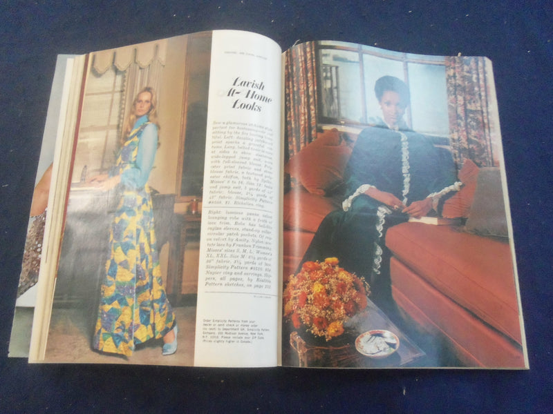1969 NOVEMBER GOOD HOUSEKEEPING MAGAZINE - SOPHIA LOREN - SP 4796H