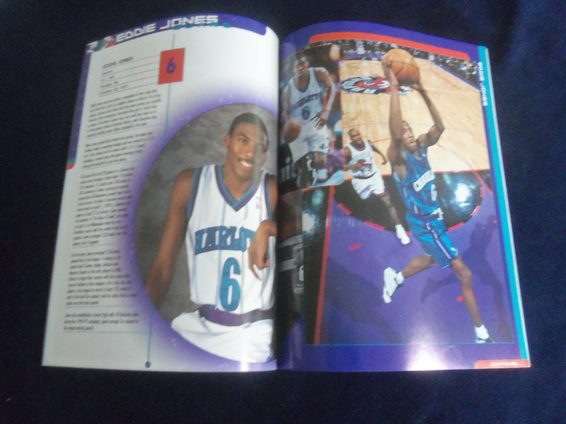 1999-2000 CHARLOTTE HORNETS YEARBOOK - ST 7127