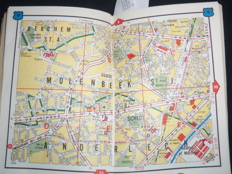 1960'S BRUXELLES POCKET GUIDE - ENGLISH & FRENCH TEXT - 32 MAPS - J 9292