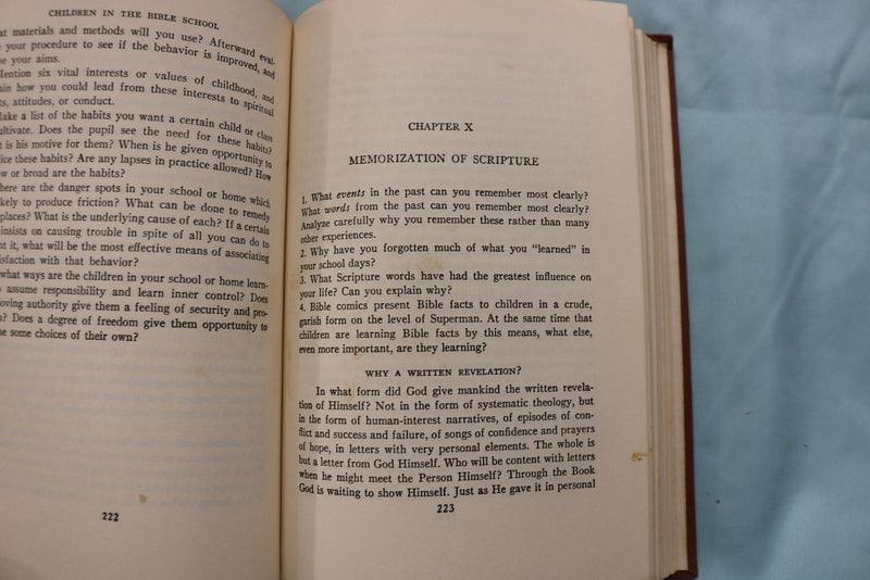 1952 CHILDREN IN THE BIBLE SCHOOL HARDCOVER BOOK BY LOIS LEBAR - KD 9633