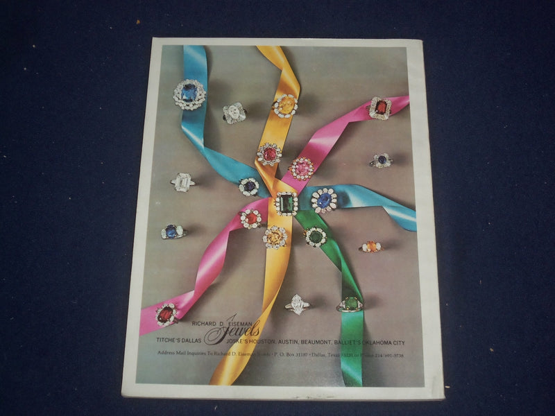 1974 NOVEMBER TOWN & COUNTRY MAGAZINE - BARONESS DE ROSNAY COVER - ST 6852