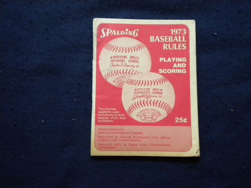 1973 SPALDING BASEBALL RULES PLAYING AND SCORING BOOKLET - J 8309