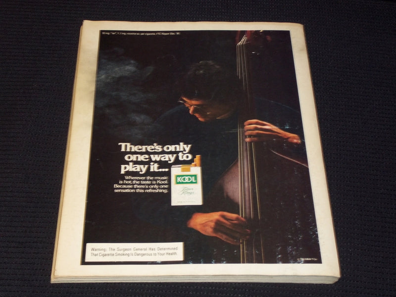 1982 STREET & SMITH'S COLLEGE FOOTBALL MAGAZINE - TONY EASON - E 7863