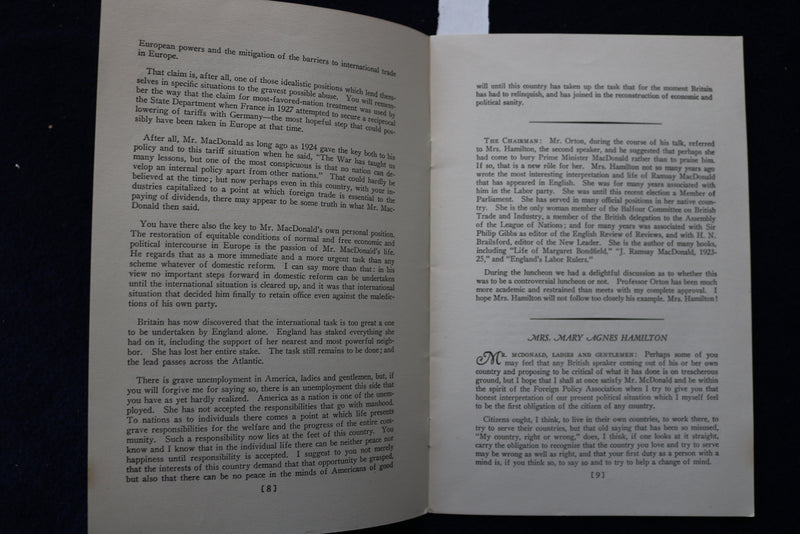 1932 JANUARY 9 ENGLAND SEEKS A WAY OUT SOFTCOVER BOOKLET - K 1577
