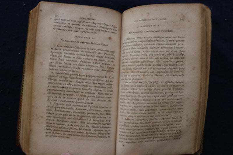 1827 MANUALE ORDINANDORUM COMPLECTENS HARDCOVER BOOK - LATIN - KD 9553