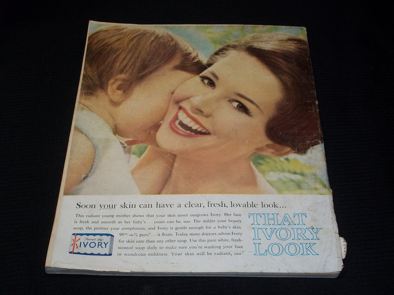 1960 OCTOBER MCCALL'S MAGAZINE - NICE FASHION FRONT COVER - E 5905