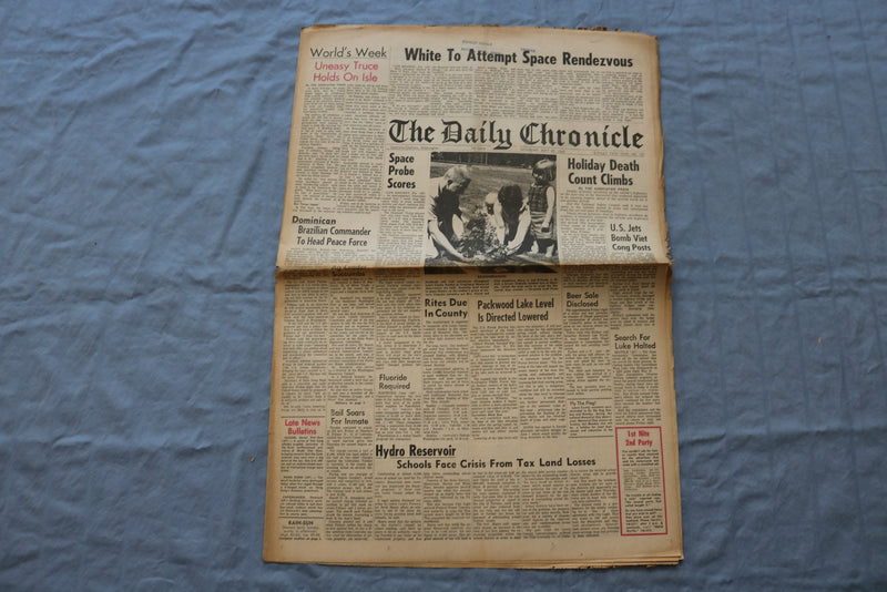 1965 MAY 29 THE DAILY CHRONICLE NEWSPAPER-EDWARD WHITE SPACE RENDEZVOUS- NP 8511