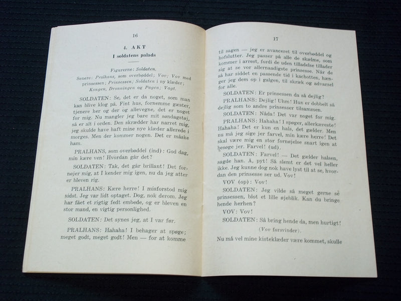 1948 FYRTOJET EVENTYRKOMEDIE SOFTCOVER BOOK BY VILHELM ERIKSEN - J 7177