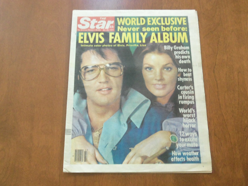1977 OCTOBER 25 THE STAR NEWSPAPER - ELVIS PRESLEY FAMILY ALBUM - NP 4695