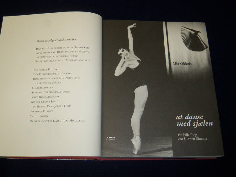 2001 AT DANSE MED SJAELEN BOOK BY MIA OKKELS - DANISH - GREAT PHOTOS - KD 5695