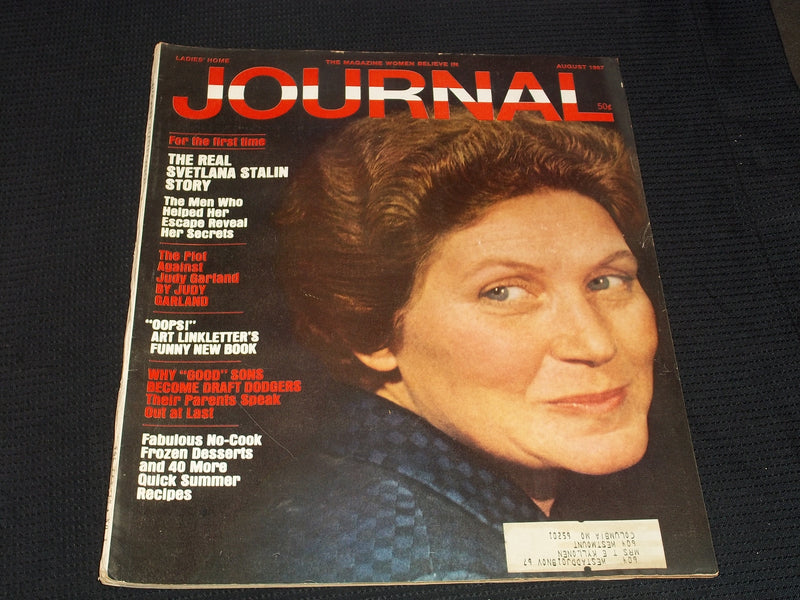1967 AUGUST LADIES' HOME JOURNAL MAGAZINE - SVETLANA STALIN FRONT COVER - E 4444