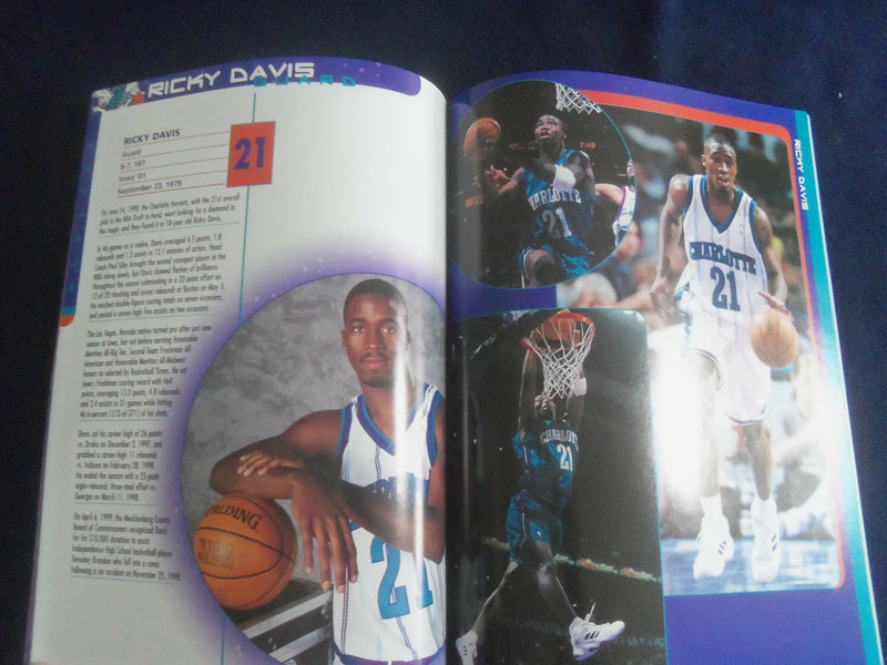 1999-2000 CHARLOTTE HORNETS YEARBOOK - ST 7127