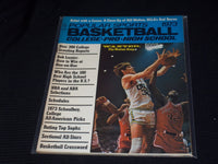 1973 POPULAR SPORTS BASKETBALL MAGAZINE - THE WALTON GANG FRONT COVER - E 2052