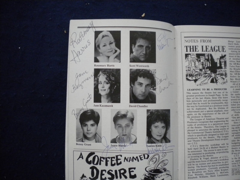 1992 LOST IN YONKERS PLAYBILL - ROSEMARY HARRIS & 6 SIGNATURES INSIDE - J 8328