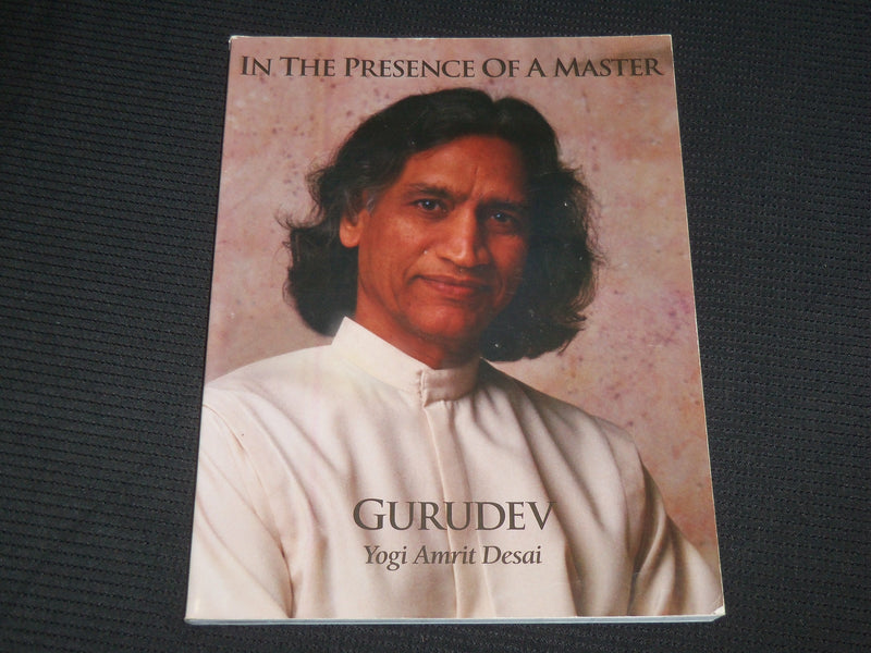 1992 IN THE PRESENCE OF A MASTER SOFTCOVER BOOK BY GURUDEV - R 726B