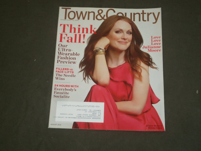 2010 AUGUST TOWN & COUNTRY MAGAZINE - JULIANNE MOORE COVER - B 2356