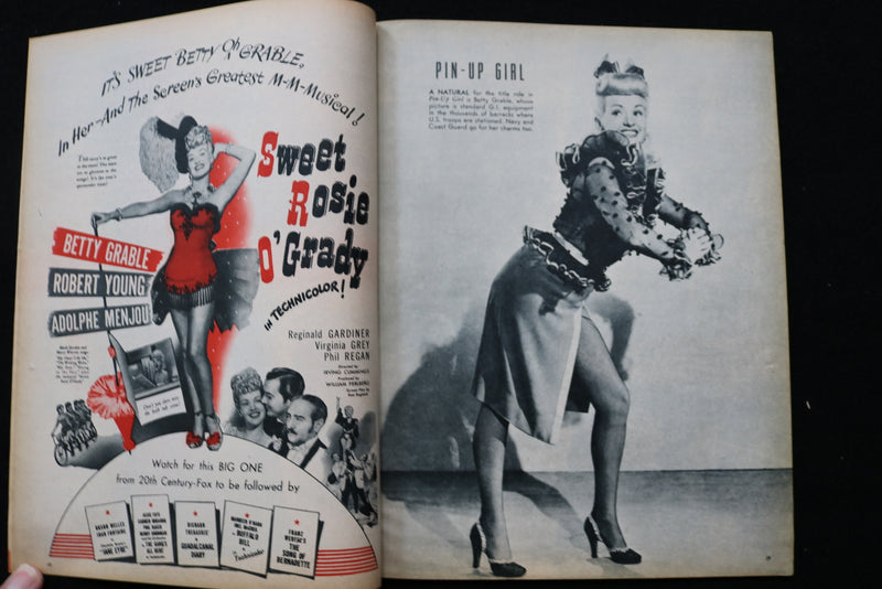 1943 NOVEMBER MOVIE LIFE MAGAZINE - DEANNA DURBIN COVER - E 24337