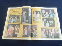 1976 MARCH 14 MODERN PEOPLE NEWSPAPER - LIZ TAYLOR & HENRY WYNBERG - NP 5693