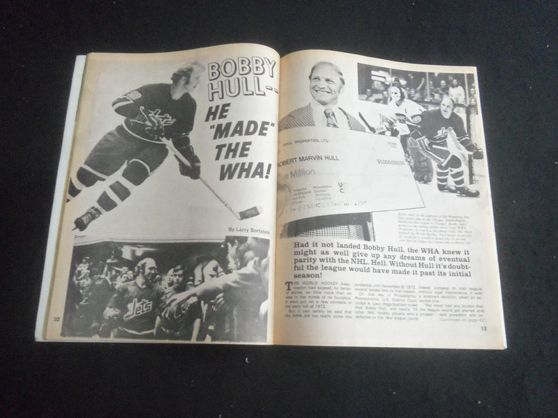 1973 DECEMBER SPORTS REVIEW SERIES HOCKEY MAGAZINE - BOBBY HULL COVER - B 6235Q