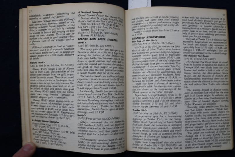 1960-1961 THE IVY LEAGUE GUIDE TO NEW YORK SOFTCOVER BOOK - K 971