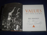 1998 VALUES OF THE GAME BOOK BY BILL BRADLEY - SIGNED - PHOTOS - KD 1490
