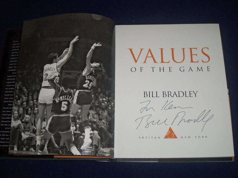 1998 VALUES OF THE GAME BOOK BY BILL BRADLEY - SIGNED - PHOTOS - KD 1490