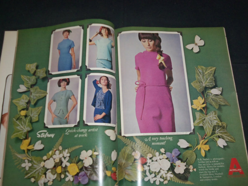 1965 FEBRUARY VOGUE MAGAZINE - SUE MURRAY COVER - BRITISH EDITION - B 5221