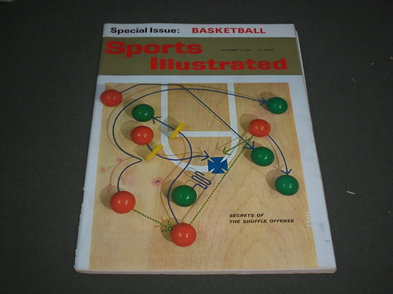 1961 DECEMBER 11 SPORTS ILLUSTRATED MAGAZINE-SECRETS OF SHUFFLE OFFENSE- SP 9032