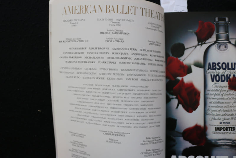 1989 AMERICAN BALLET THEATRE SOFTCOVER BOOK - PORTAITS BY ANNIE LEBOVITZ- K 2314