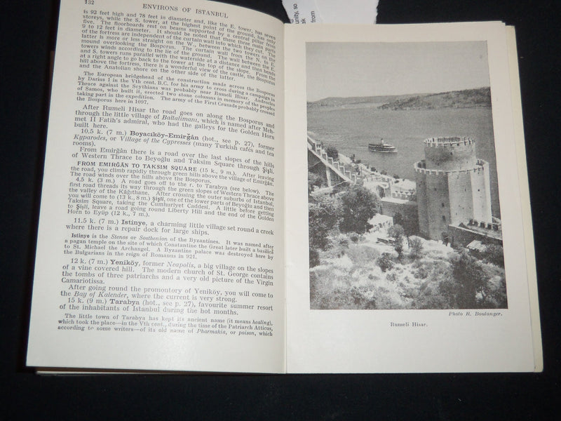 1961 ISTANBUL AND ENVIRONS HACHETTE WORLD GUIDE - SOFTCOVER - J 9290
