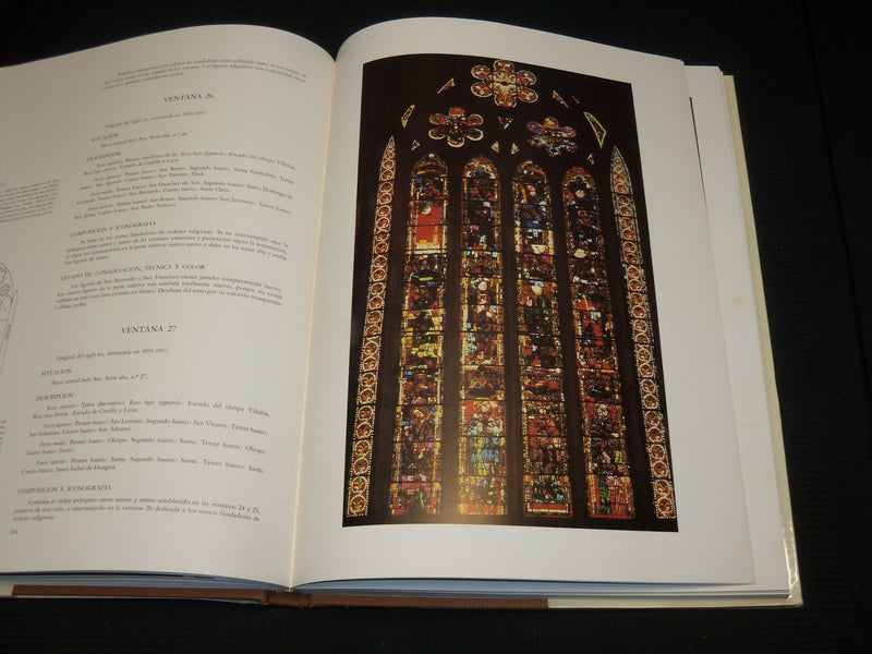 1982 LAS VIDRIERAS DE LA CATEDRAL DE LEON HARDCOVER BOOK - R 604G