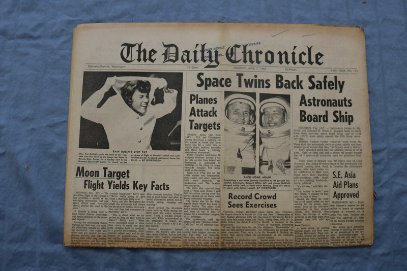 1965 JUNE 7 THE DAILY CHRONICLE NEWSPAPER - SPACE TWINS BACK SAFELY - NP 8517