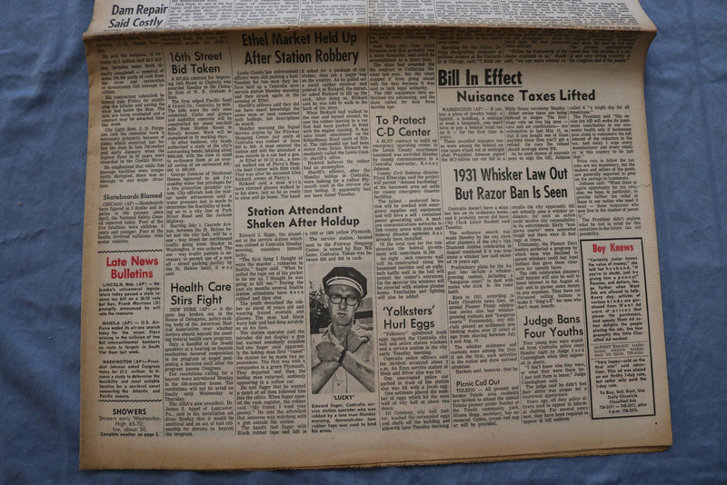 1965 JUNE 22 THE DAILY CHRONICLE NEWSPAPER - JETS POUND VC NEAR CHINA - NP 8528