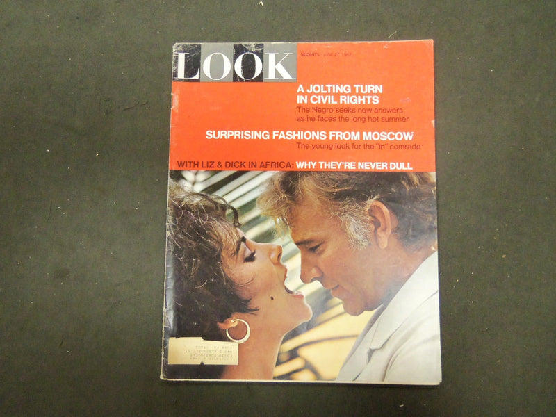 1967 JUNE 27 LOOK MAGAZINE - ELIZABETH TAYLOR & RICHARD BURTON - ST 2918