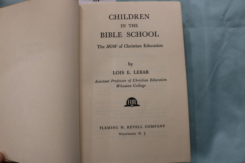 1952 CHILDREN IN THE BIBLE SCHOOL HARDCOVER BOOK BY LOIS LEBAR - KD 9633