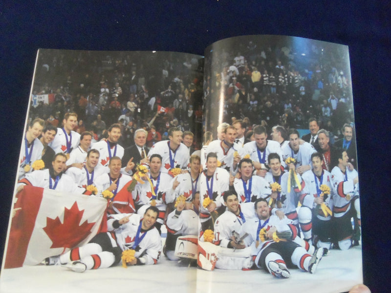 2002 GOLDEN GLORY MAGAZINE - A CELEBRATION OF CANADA'S OLYMPIC TRIUMPH - F 254N
