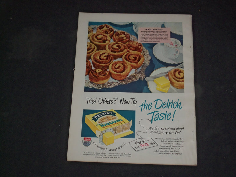 1951 APRIL WOMAN'S DAY MAGAZINE - BABY LOOKING IN MIRROR COVER - B 4047