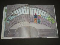 1985 THE INSIDE -OUTSIDE BOOK OF NEW YORK CITY BY ROXIE MUNRO - KD 3948