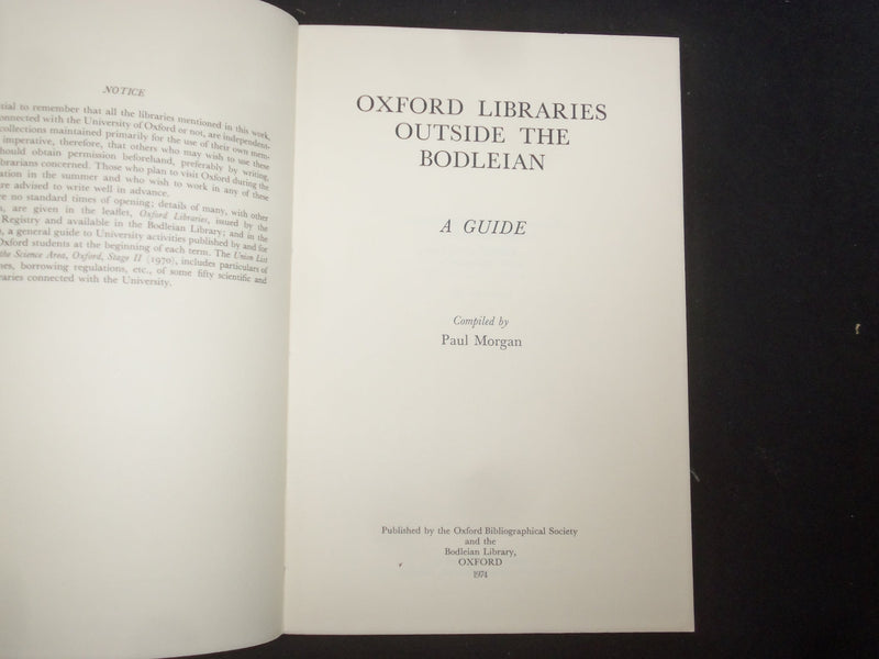 1972 OXFORD LIBRARIES OUTSIDE THE BODLEIAN SOFTCOVER BOOK BY PAUL MORGAN-KD 9300