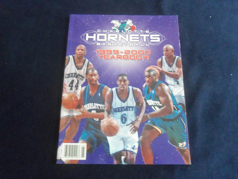 1999-2000 CHARLOTTE HORNETS YEARBOOK - ST 7127