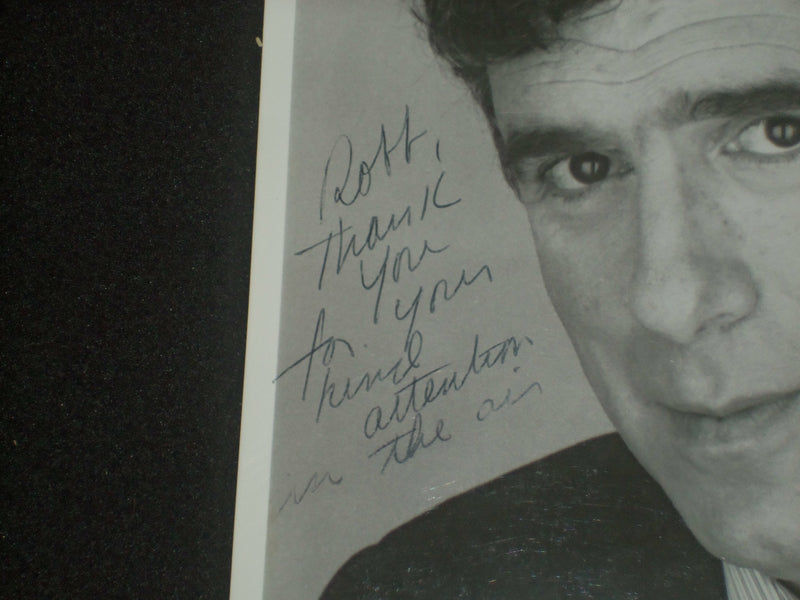 ELLIOTT GOULD AUTOGRAPHED 8X10 PHOTOGRAPH - J 6274