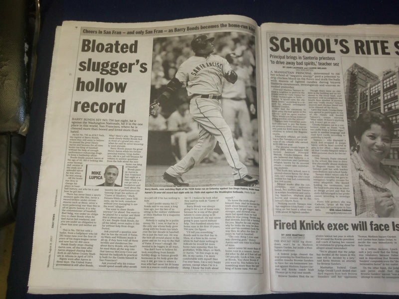2007 AUG 8 NEW YORK DAILY NEWS NEWSPAPER - BARRY BONDS HITS HR 756 - NP 4202