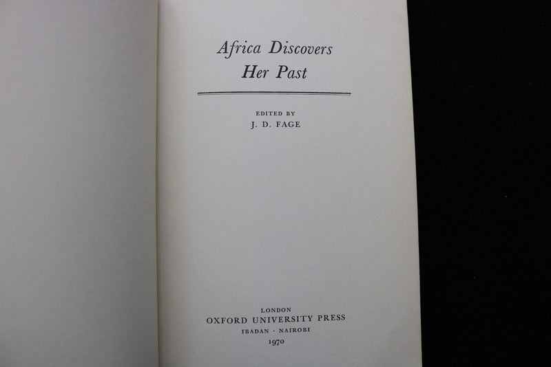 1970 AFRICA DISCOVERS HER PAST SOFTCOVER BOOK EDITED BY J.D. FAGE - K 3495