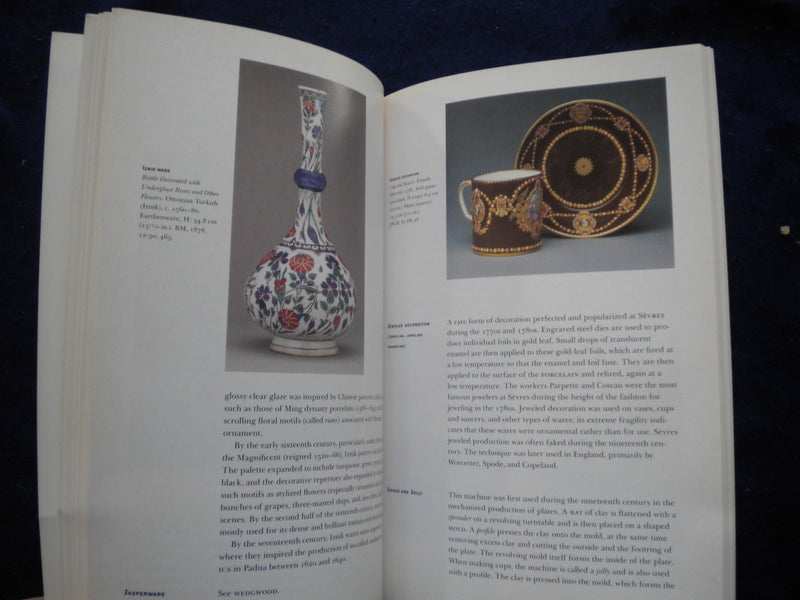 1993 LOOKING AT EUROPEAN CERAMICS SOFTCOVER BOOK BY D. COHEN & C. HESS - KD 8108