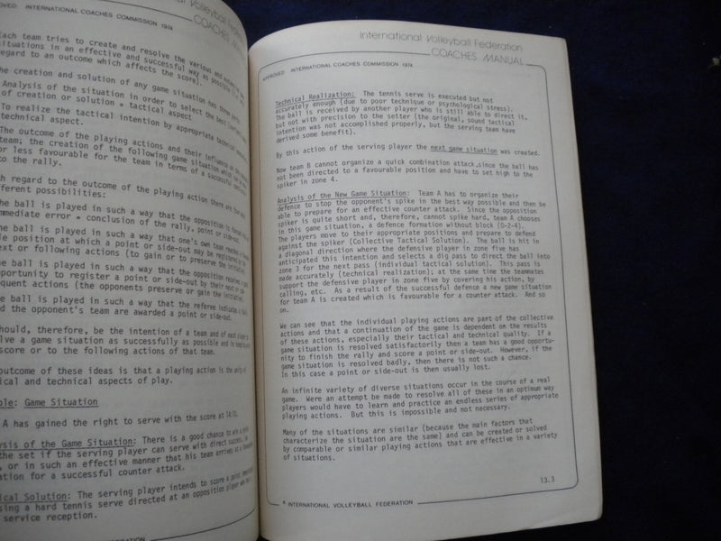 1979 INTERNATIONAL VVOLLEYBALL FEDERATION COACHES MANUAL SOFTCOVER - KD 8009