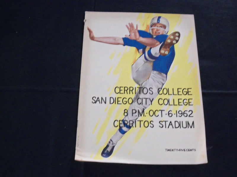 1962 OCT 6 CERRITOS COLLEGE VS. SAN DIEGO CITY COLLEGE FOOTBALL PROGRAM - J 3723