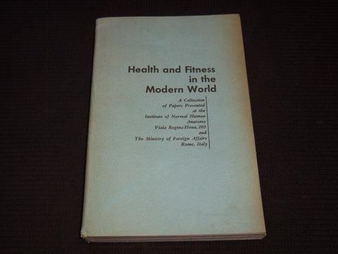 1961 HEALTH AND FITNESS IN THE MODERN WORLD BOOK - VIALA REGINA ELENA - KD 7913